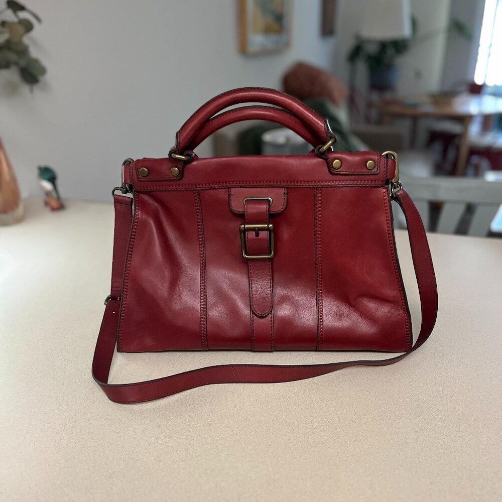 Fossil red leather bag with detachable shoulder strap.  Excellent condition.